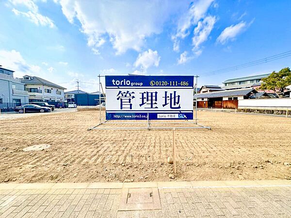 ～【 道路との高低差無し 】～ 東側間口40.4ｍ＆北側間口29.8ｍ＆南側間口15.6ｍ