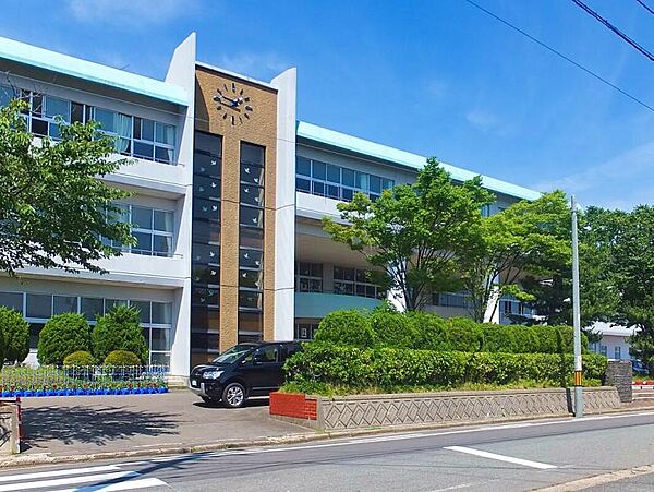 秋田市立土崎南小学校　約300ｍ　徒歩4分