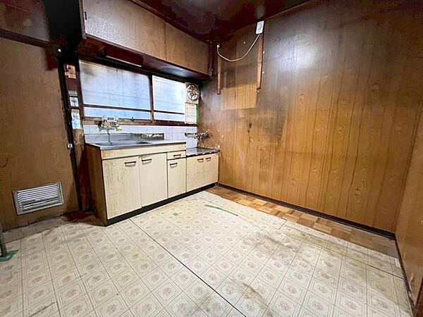 キッチン【3.8帖】勝手口からの出入りが可能