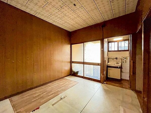 1階洋室【4.2帖】玄関からすぐのお部屋です