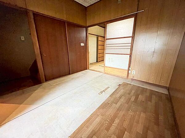 1階洋室【4.2帖】階段下も有効活用し収納スペースになっています