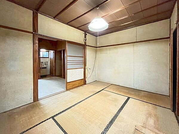 1階和室【6帖】キッチンとつながるダイニングスペース