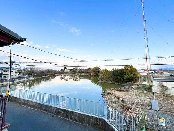 《 眺望良好 》東側はため池に面し、開けた眺望が得られます