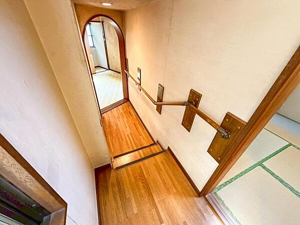 ≪渡り廊下≫2階の通路を通り、隣の木造2階建てへ
