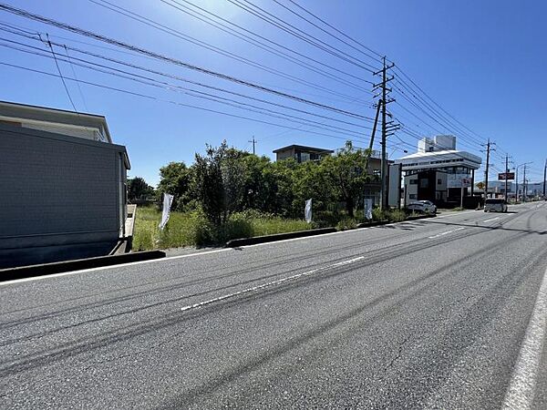 美保湾岸沿いの海辺に立地