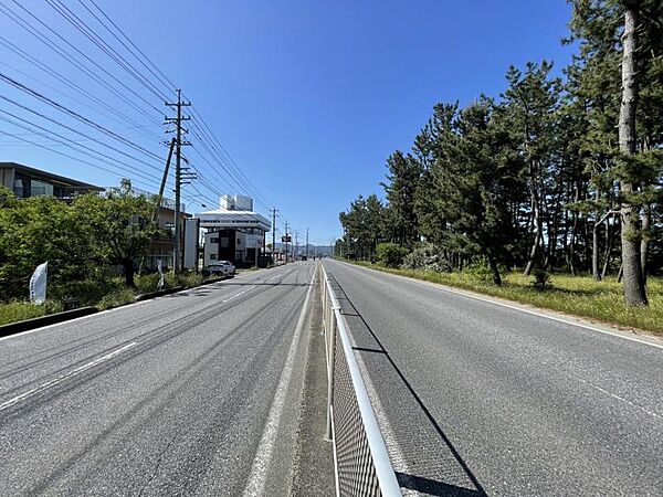 幅員約17.5ｍの国道431号線に面しています