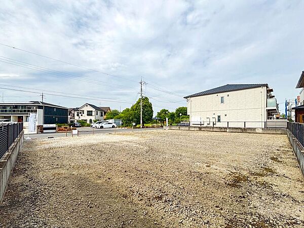 道路の向かい側には大きな公園があり、自然豊かで開放感のある立地です