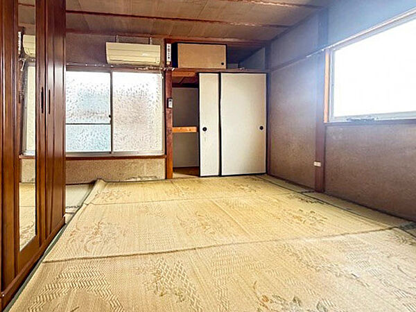 《 2階和室 》収納を備えた6帖の和室