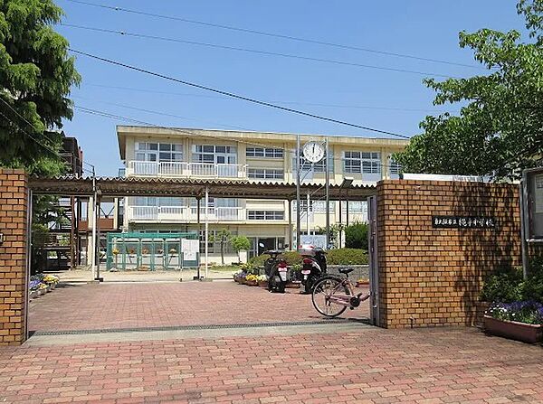 東大阪市立縄手中学校　約650ｍ　徒歩9分