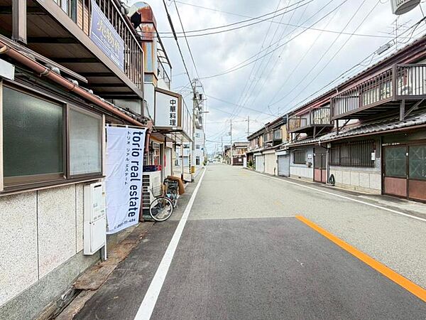 前面道路広々8ｍ！圧迫感のない開けた立地です