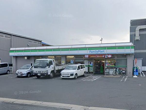ファミリーマート 高井田西三丁目店　約240ｍ　徒歩3分