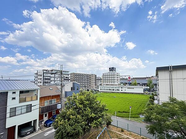 【3階】前面に建物がなく開放的な景色が広がります