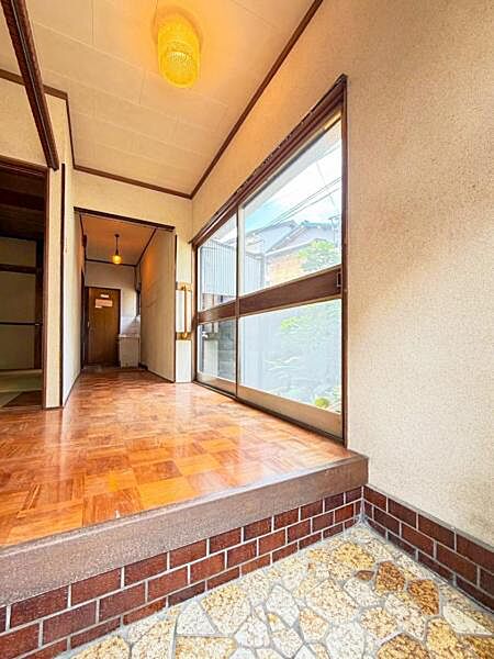 大きな窓があり、明るく開放感のある玄関です。