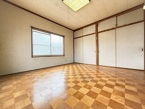〈2階＊洋室8帖〉大きな収納付き＆二面採光で明るいお部屋。
