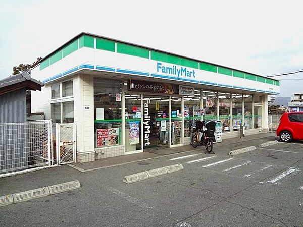 ファミリーマート 藤井寺北岡店　約240ｍ　徒歩3分