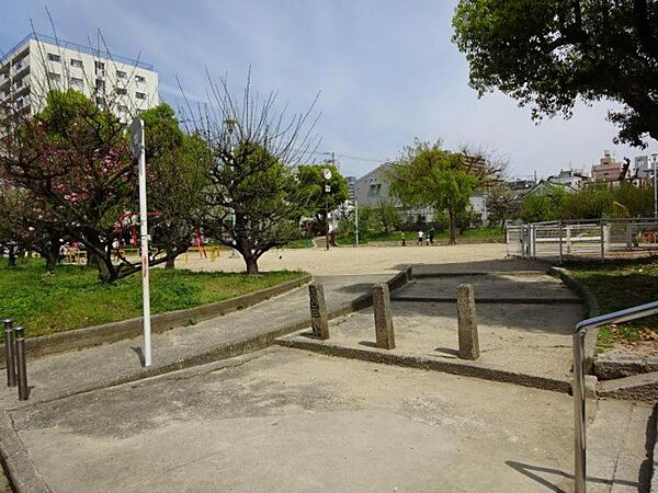 高津公園　約60ｍ　徒歩1分