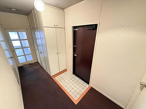 3階玄関：3階も玄関に収納がたっぷり備わっています