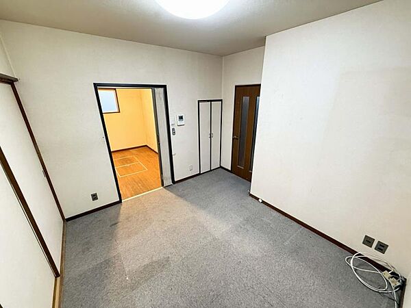 1階LDK10帖：全フロアにLDKと水回りを備えた住居仕様
