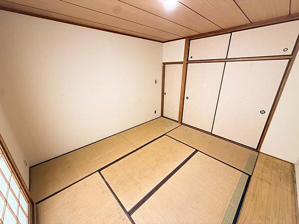 2階和室7帖：押入付きの東向き和室