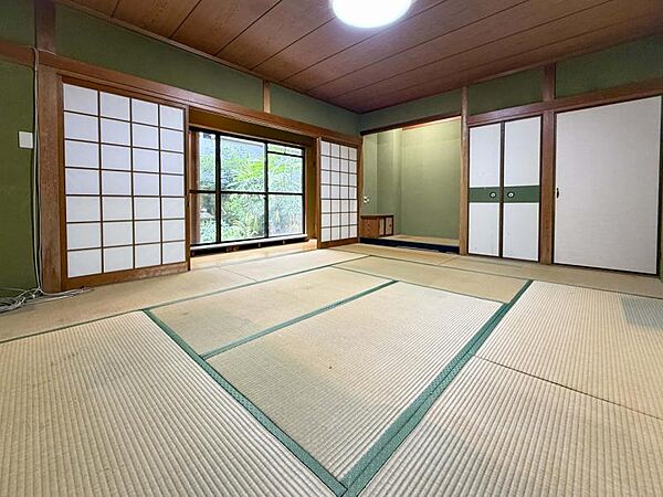 1階和室10帖：押入や床の間を備えた和の空間