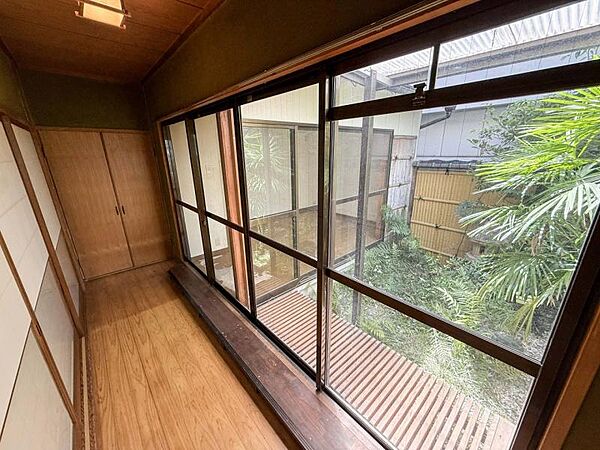 1階広縁：和室の奥に広がる縁側とお庭