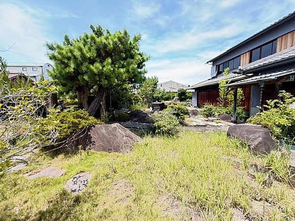 敷地内には、工場・戸建・倉庫が建っています