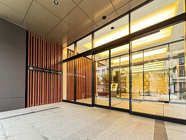 ガラス張りで高級感のあるエントランス。共用部は内廊下仕様です。