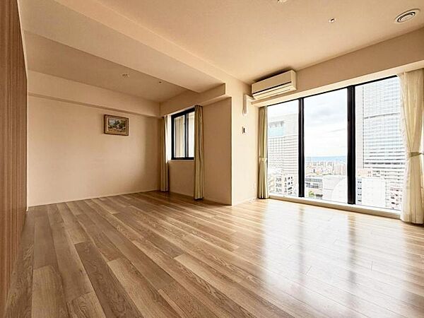 《 洋室11帖 》ハイサッシで明るい光を取り込める東向きの広い主寝室