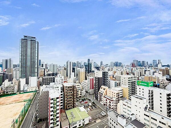 大阪の街並みを望む都会的な眺望です