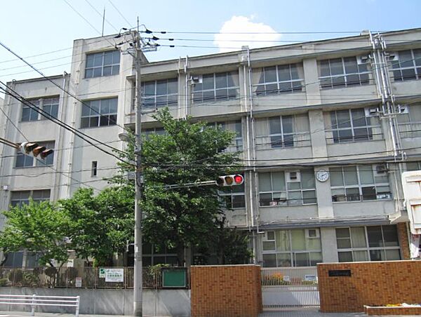 大阪市立八阪中学校　約800ｍ　徒歩10分