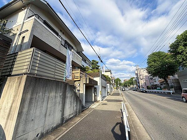 歩道が整備された穏やかな街並み
