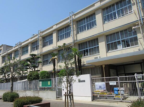 大阪市立豊崎中学校　約500ｍ　徒歩7分