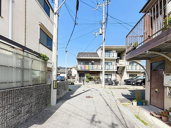 コンビニやスーパー、小学校や公園なども近く便利な立地です