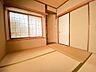 リビング/ダイニング：来客時に重宝する和室。押し入れも付いており、布団などを収納できます。