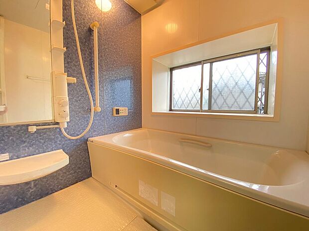 約１坪の浴室は足を伸ばして、湯船に浸かれます。出窓付きで風通しも良い浴室です。