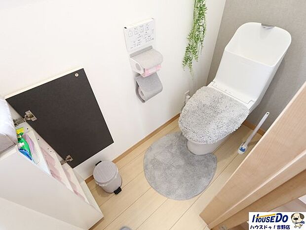 トイレは各階にあり、ご家族で利用が重なりやすい忙しい朝の時間帯もスムーズです。温水洗浄便座仕様なので、快適にご使用いただけます。