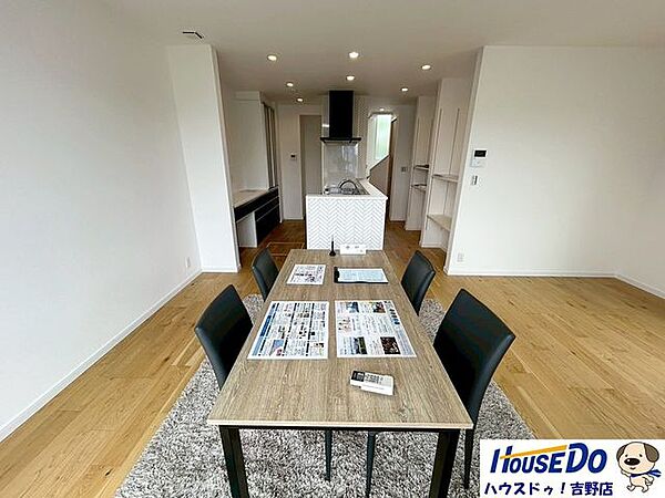 南側と東側の窓から明るい光が入る21帖LDK。家族が集まる場所は明るいお部屋が良いですね。