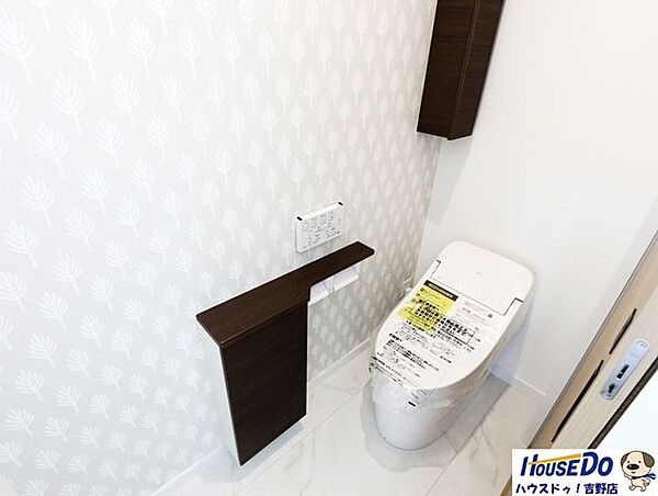 温水洗浄便座付きのトイレは快適で、いつも清潔に保たれます。