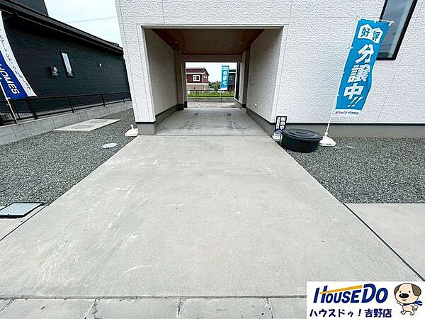 ビルドインガレージ、雨の日も濡れずに家の中に移動できます♪