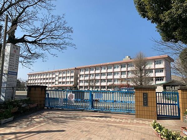 吉野小学校児童数は約1105名、教員数は約60名です。（令和7年4月） 950m