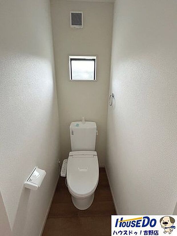 1階トイレ。温水洗浄便座付きのトイレは快適で、いつも清潔に保たれます。