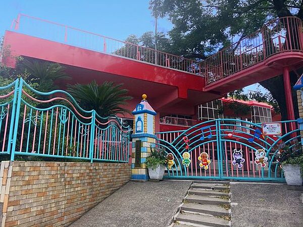川上幼稚園・定員240名・保育内活動（年長、年中）　絵画・製作クラブ、体操クラブ、おりがみ・絵本　クラブ、劇・音楽クラブ・英会話教室（2学期～月2回 年長児）・絵画教室（年中） 990m