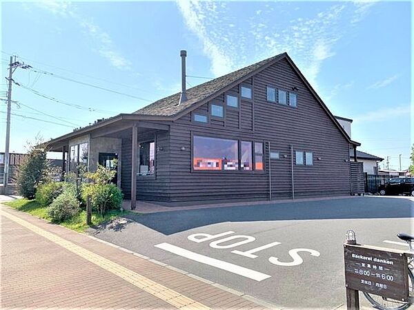 ベッカライダンケン 吉野店・営業時間 8:00～18:00・定休日 毎週月曜日・駐車場有り 260m