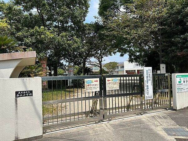 春山小学校児童数は約538名、教員数は約31名です。（令和7年4月） 1600m