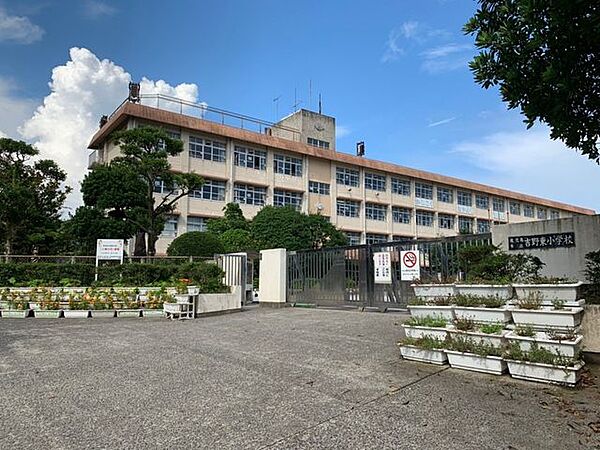 吉野東小学校児童数は約1179名、教員数は約64名です。（令和7年4月） 700m