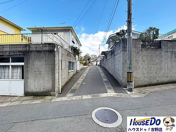 前面道路は居住者以外の通りが少ないので、プライバシーが保ちやすく安心。交通量も少ないのでゆっくり駐車できます！