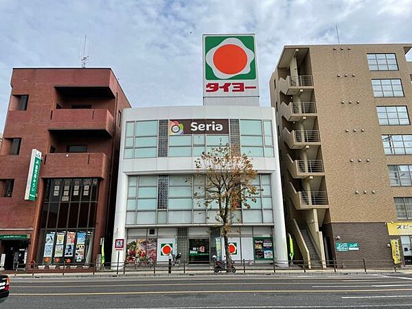 タイヨー 草牟田店・営業時間　1階 9:30～23:00　2・3階 9:30～20:00・seria有り・駐車場有り・ATM（鹿児島銀行）有り 500m