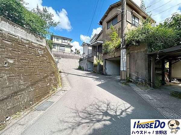 前面道路は居住者以外の通りが少ないので、プライバシーが保ちやすく安心。交通量も少ないのでラクラク駐車できます！