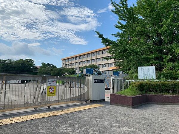 吉野東中学校生徒数は約553名、教員数は約35名です。（令和7年4月） 1200m