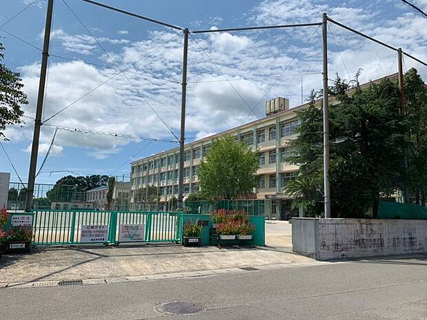 緑丘中学校生徒数は約346名、教員数は約24名です。(令和7年4月) 1700m